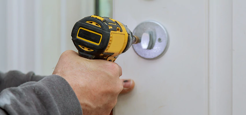 Street Locksmith For Smart Lock Repair in The Acreage, FL